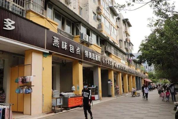 映入见证哥眼帘的是街道上干净整洁的店面招牌