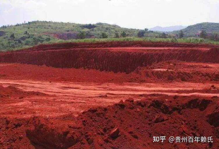 其沉积岩为侏罗白垩系紫色砂页岩,细砂岩夹红色含砾土岩,这些岩石的