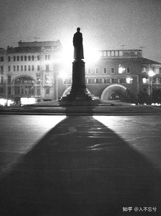 老照片背后的故事莫斯科卢比扬卡广场和捷尔任斯基雕像