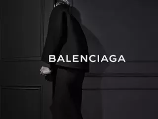 balenciaga"这个姓氏的西班牙语读音的音译,这个品牌的创始人及发源地
