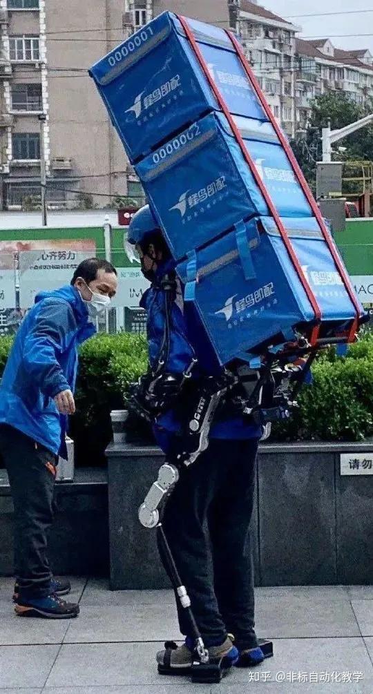 近日,上海近铁城市广场一名身着外骨骼机甲装备的外卖小哥,成了广大