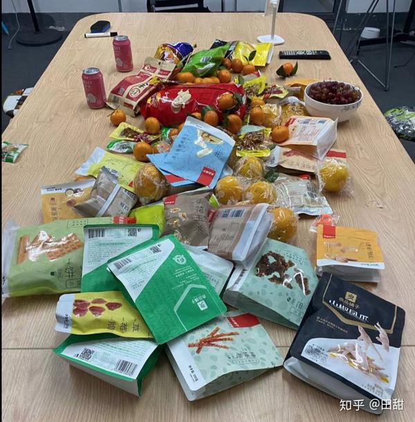 会议桌都是零食
