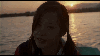 其实我已经跑过了头,我以为你在远处,而你静静地从旁边抓住了我的手