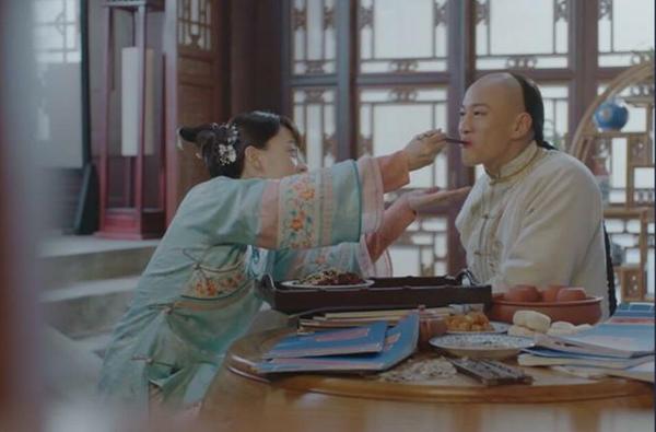 并口中喃喃自语"搞错了",冥冥之意就是说应该毒死的周莹而不是吴聘