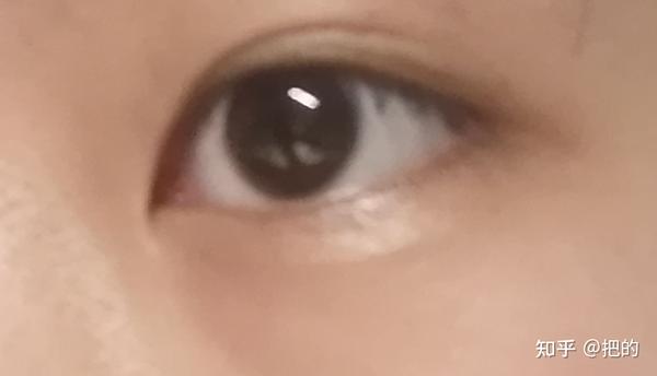 下眼睑有一条会发光的线