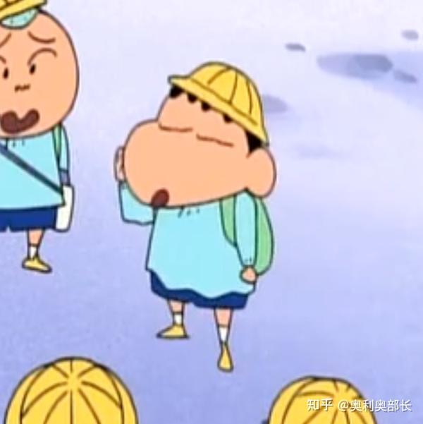 在蜡笔小新里小新大部分情况下都是平头 红衣服 黄裤子的形象.