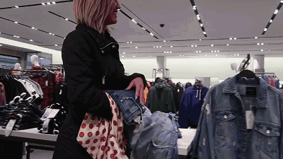 姑娘裸体上街竟无人发现,她画出的衣服以假乱真,狂吸220000粉!