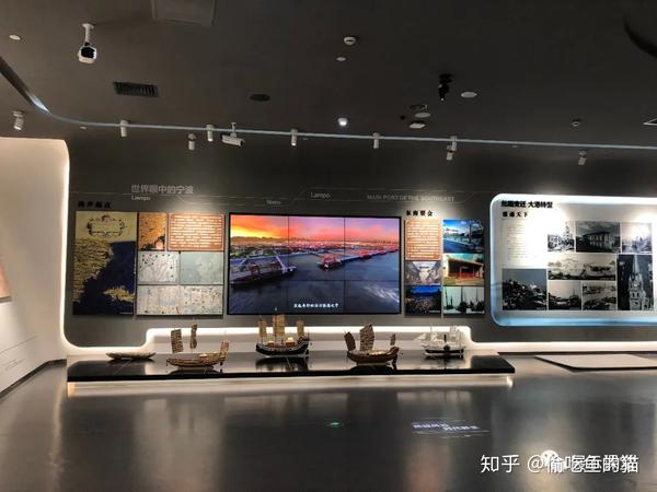 凸出的展板与内凹展板面相互错落,墙面层次比较丰富