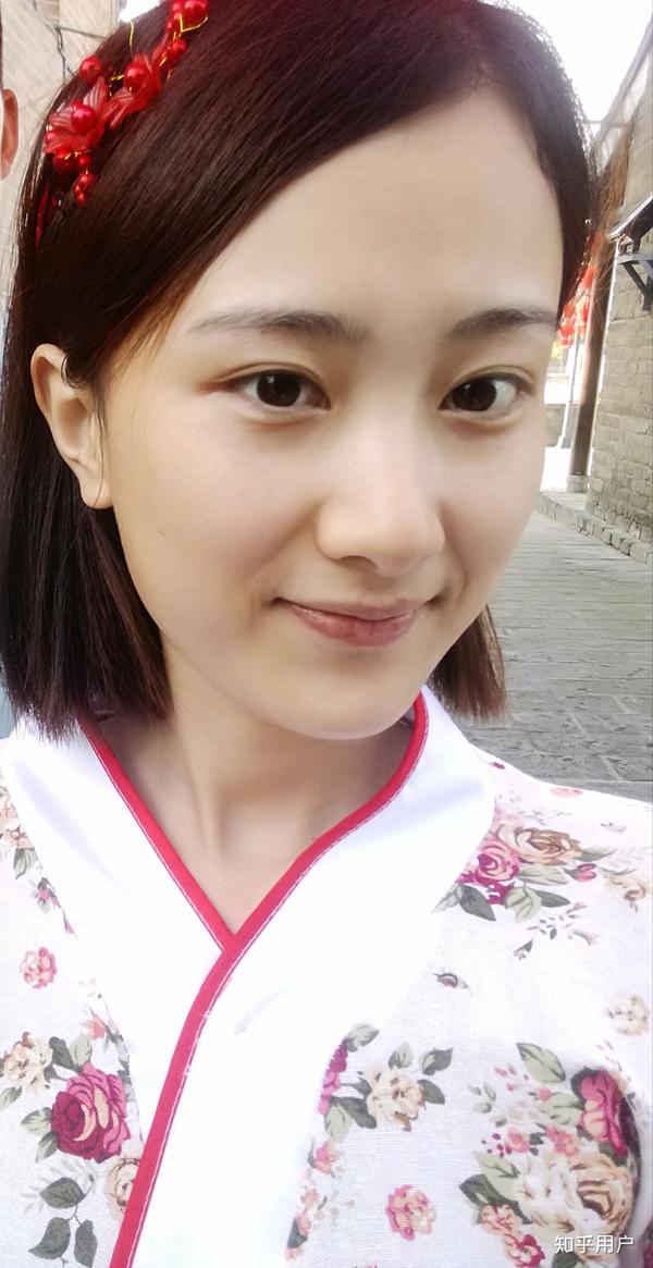 别人夸女生长相清秀是不是间接的说她长得很普通?