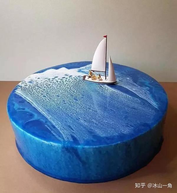 相爱的人一起扬帆远航在蓝色的蛋糕海洋上.