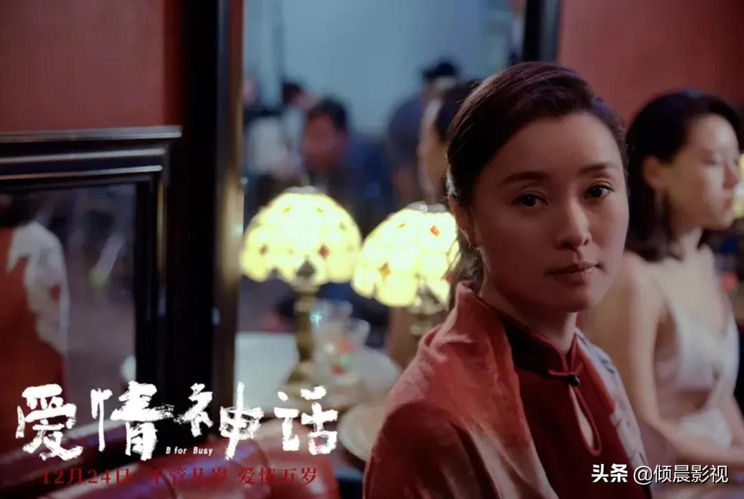 还没等格洛瑞亚哭诉完老公失踪的"惨状",来送东西的前妻蓓蓓也进了门.