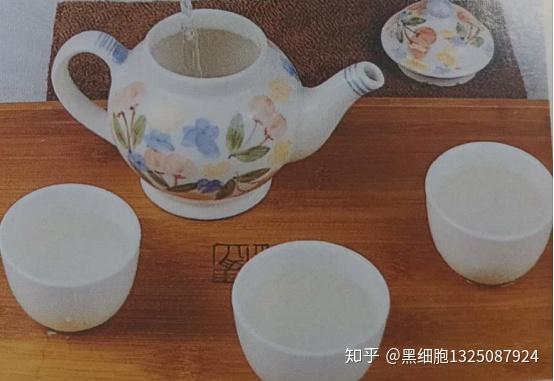 温壶,温杯:将开水倒入茶壶和小茶杯,当壶温,杯温升高后,把水倒入水盂.