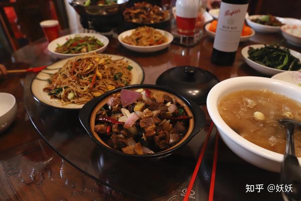 朋友来家里吃饭,我准备了一桌菜,网友:图四图五一看就