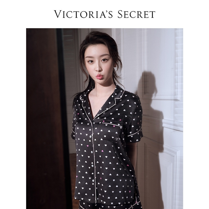 007815推荐理由:高端款睡衣设计感更强,都是以真丝舒适面料,光滑