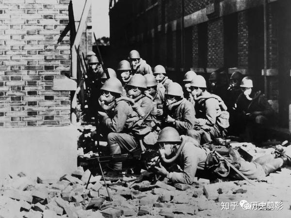 1937年11月,在上海一所房子屋顶的日本机枪部队.