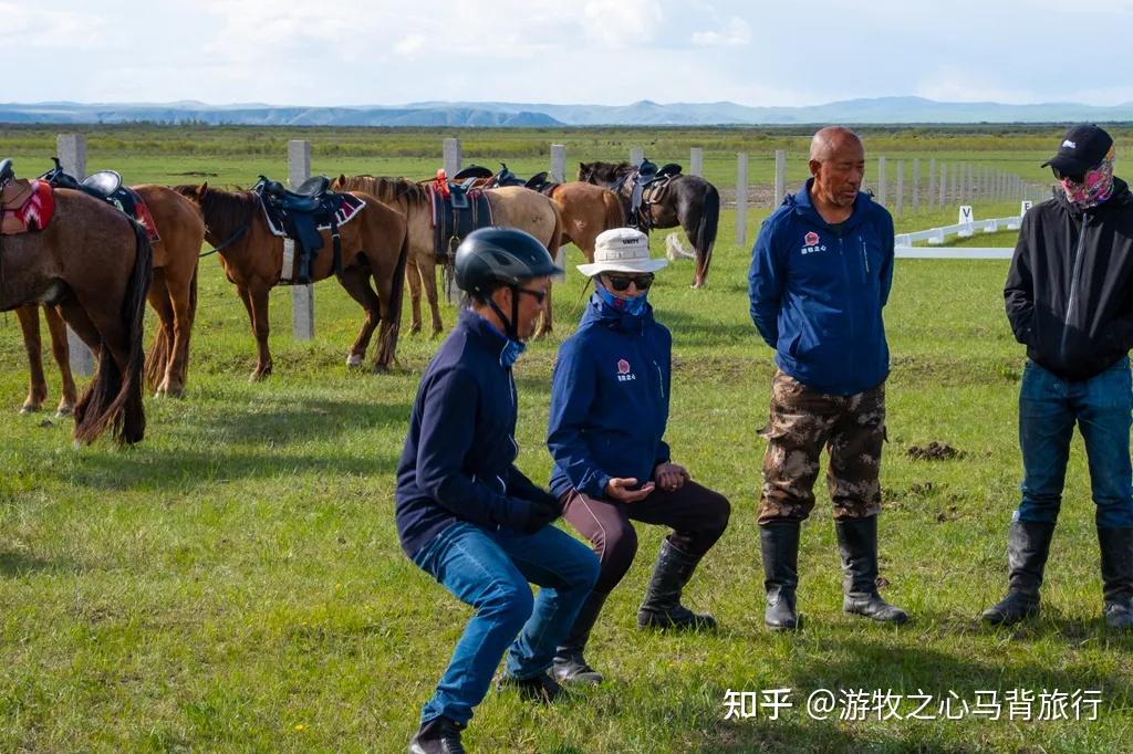 探讨蹲马步正在午餐的工作人员们骣骑教学开路先锋带领骑术班学员