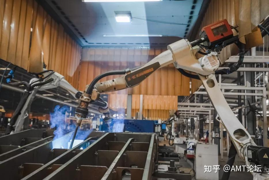 煤机行业自动化生产线上工业机器人
