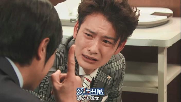 的他开始接受并承认自己也是愚蠢人类中的一员,并爱上了人类的丑陋