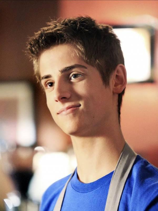 必须是《少男奶爸》的男主啊,我不懂有没有名气(吐烟圈),反正最近被