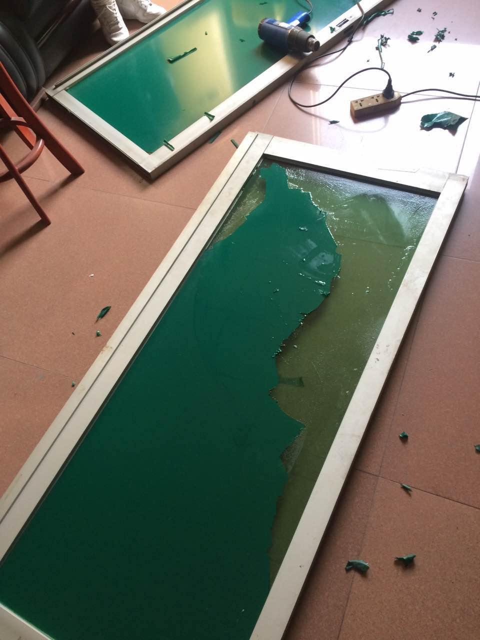 玻璃窗上的玻璃纸贴了几年,现在想撕下来,如何