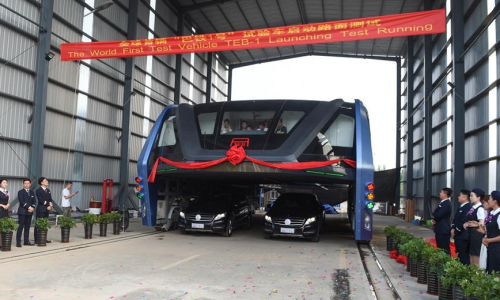 豪华程度不逊地铁世界首辆巴铁在秦皇岛开跑