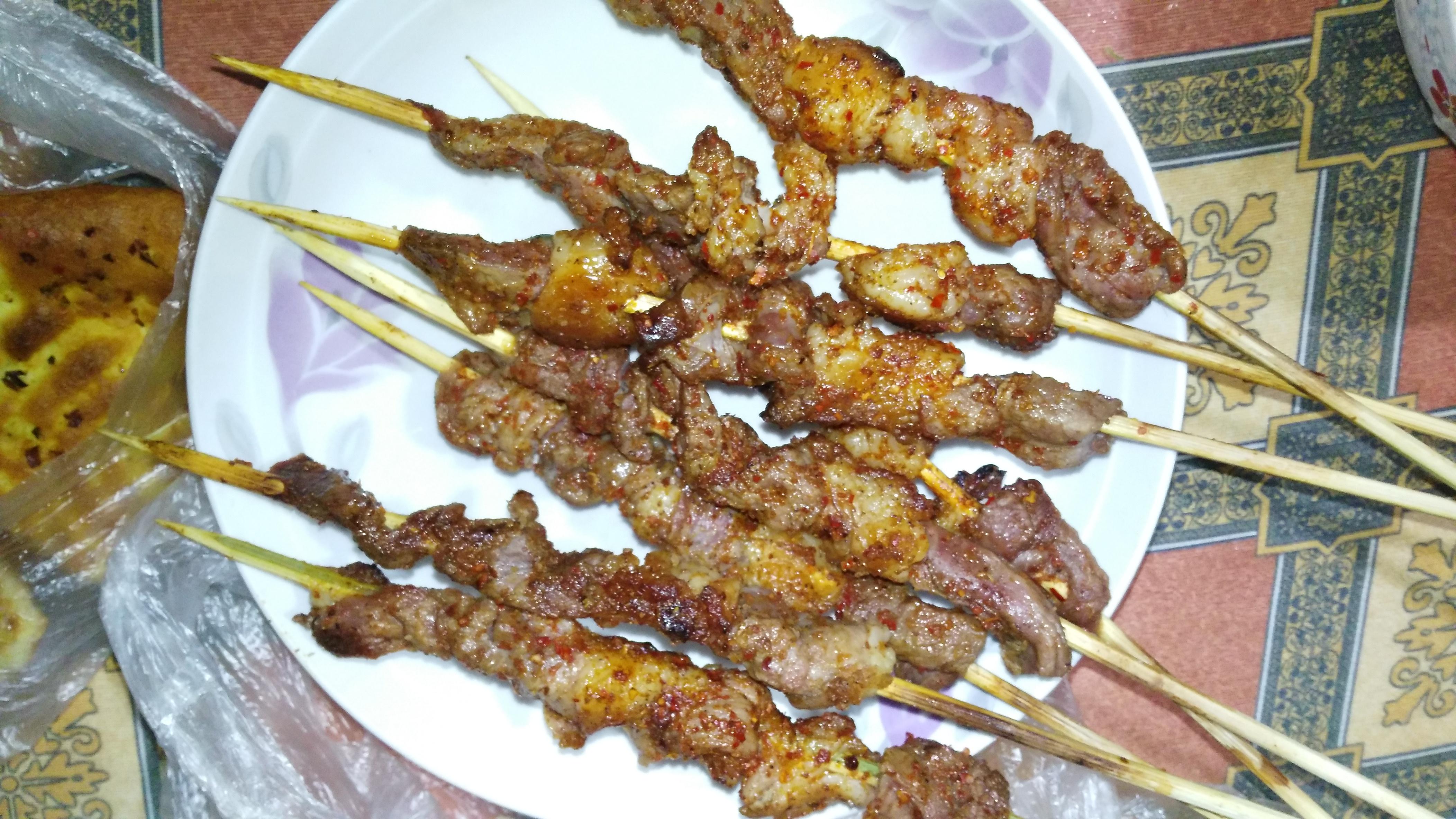 为什么北方的羊肉串中间都要加一坨肥肉