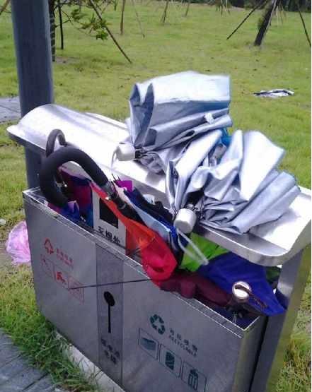 有什么在教学楼存放湿雨伞的好方法?