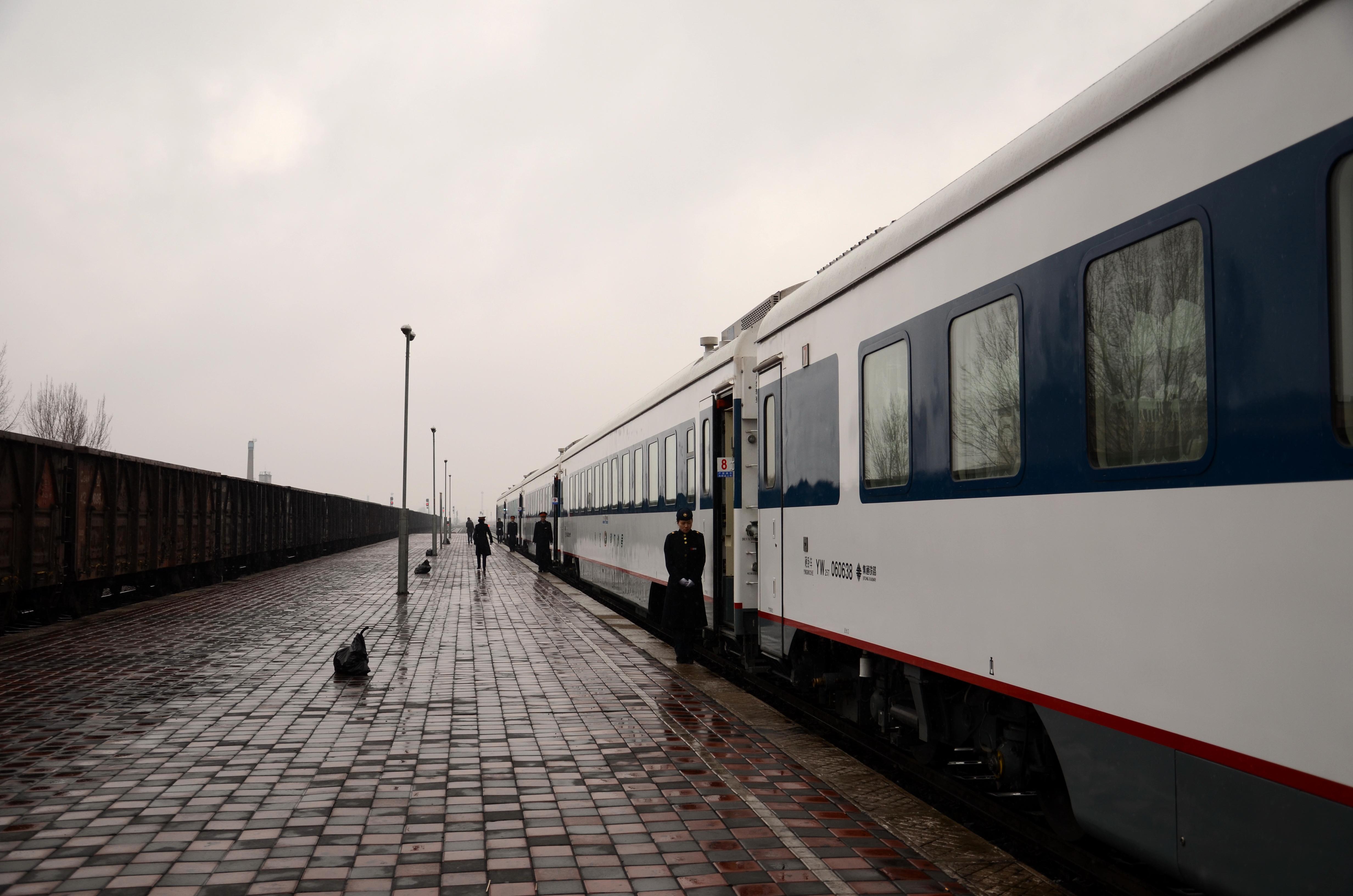 在国内,如何快速分辨一列铁路客运列车(机车和