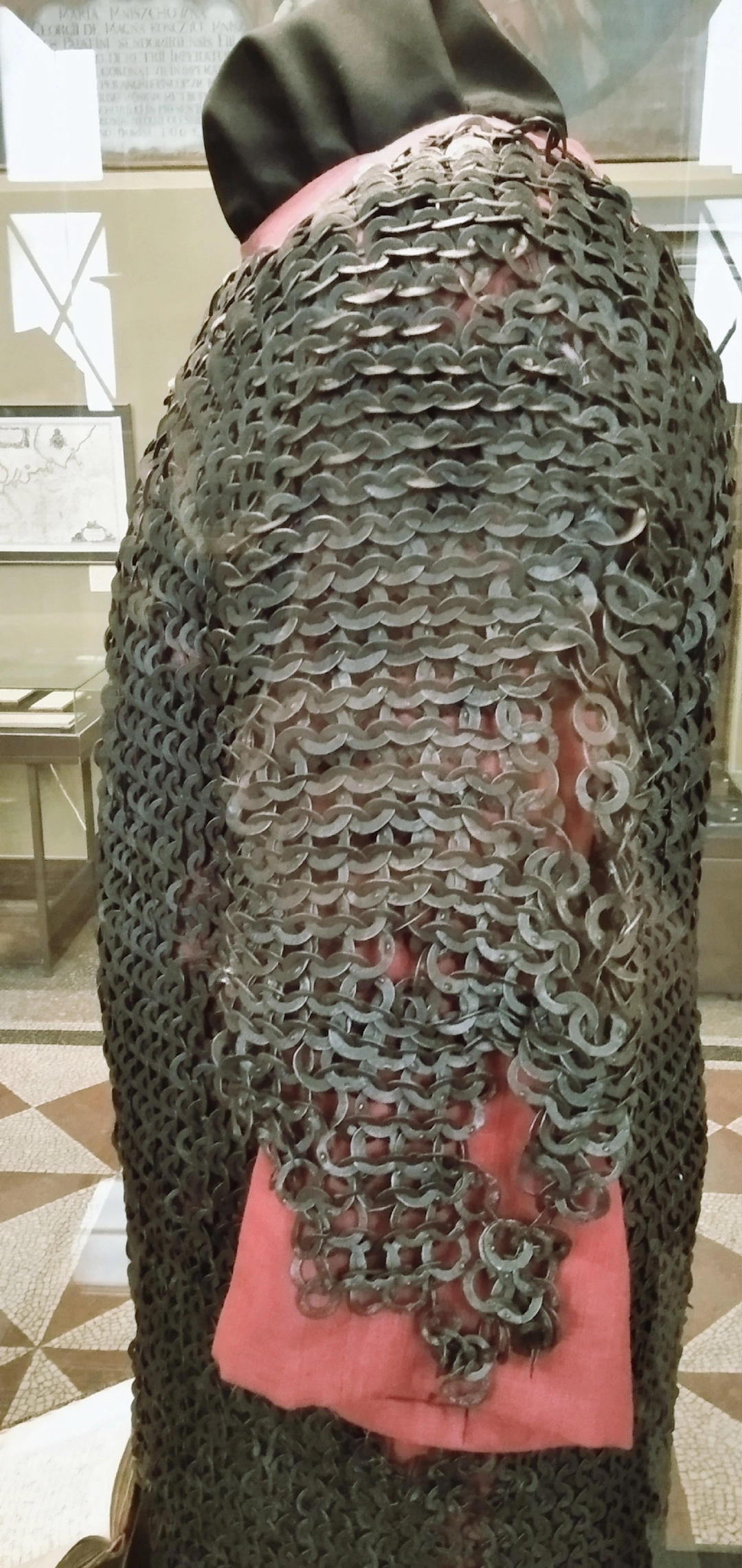 这种锁子甲拥有极大且十分扁平的锁环我在俄罗斯博物馆见到过两个类似