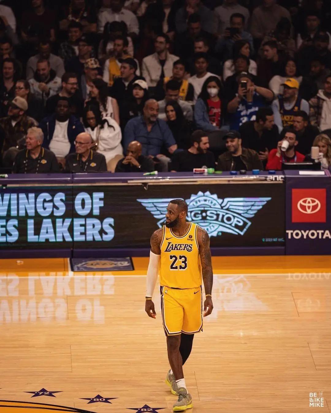 故人相见詹姆斯晒昨日赛场组图01月27日讯今日湖人前锋勒布朗詹姆斯