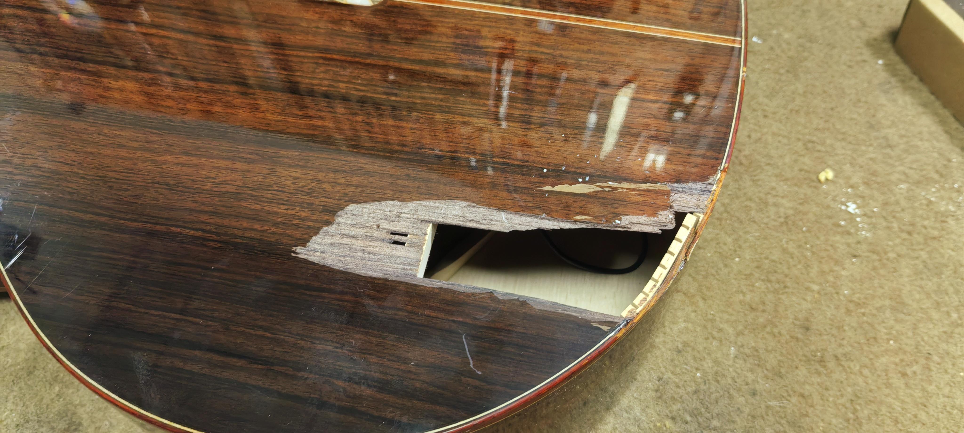 吉他小院 的想法: 吉他破了个大洞,修一下还能用