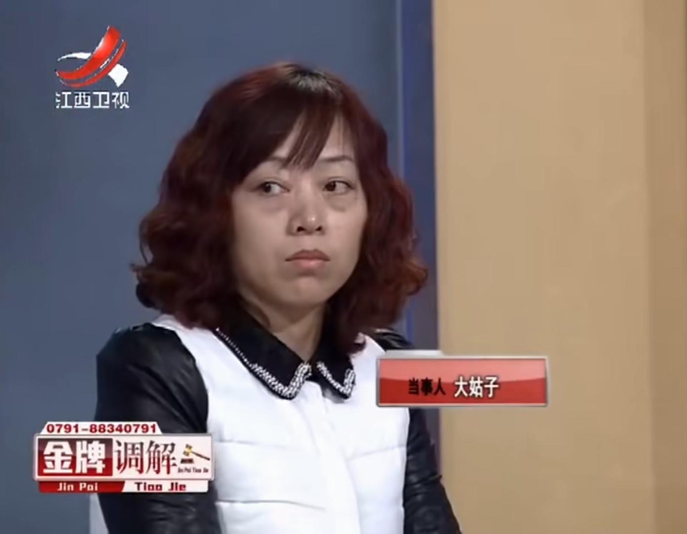  br>儿子开车,儿媳妇坐在副驾驶上,婆婆带着孙子和外孙女坐在后