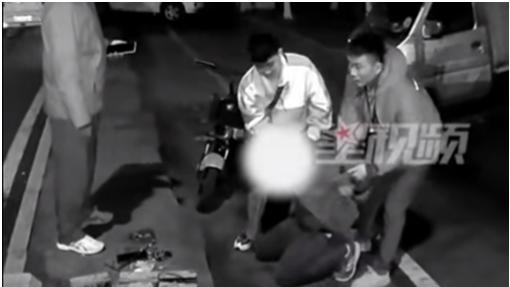 惯偷被抓跪地求饶称我好像着了魔近日在浙江温州街头惯偷吴某在盗窃