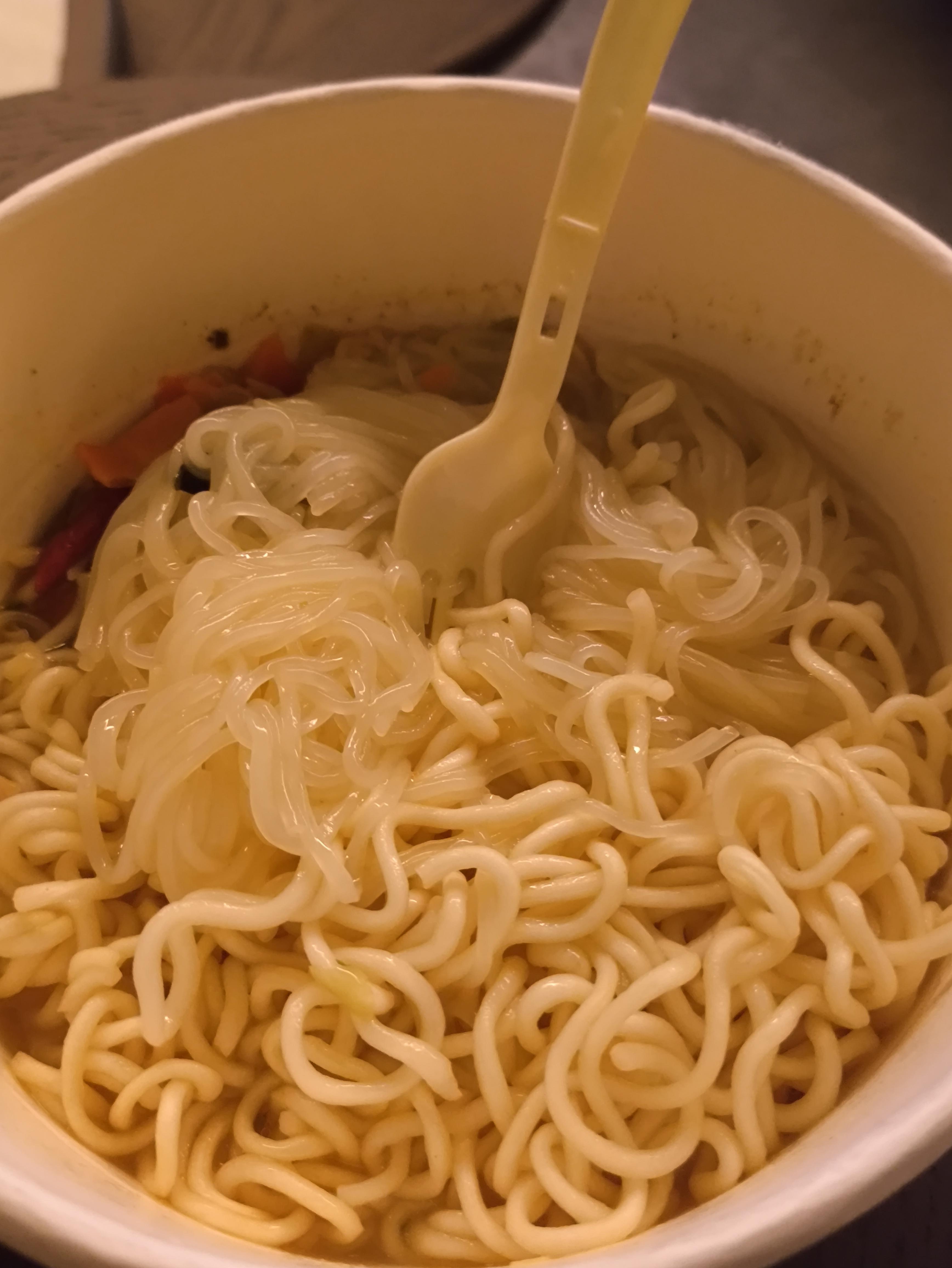 在瑞吉吃泡面,真的很幸福