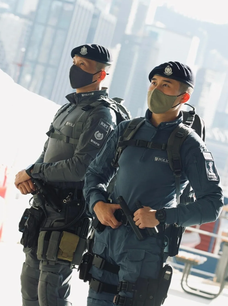未来大街 的想法: 香港特警身穿新式执勤服进行巡逻