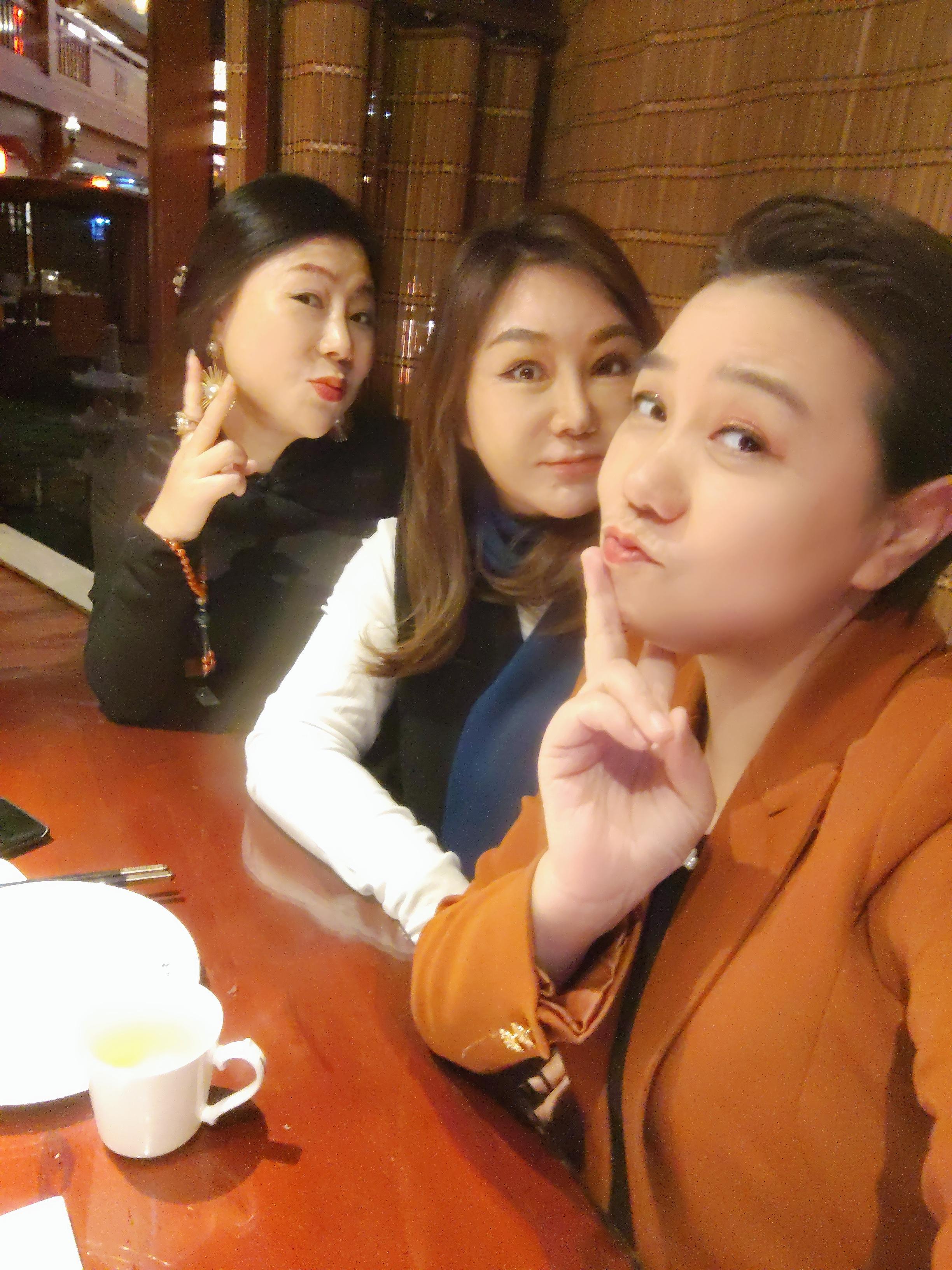 a逸丝风尚集团张华琴 的想法: 闺蜜小聚,畅谈人生与工作 |  a data