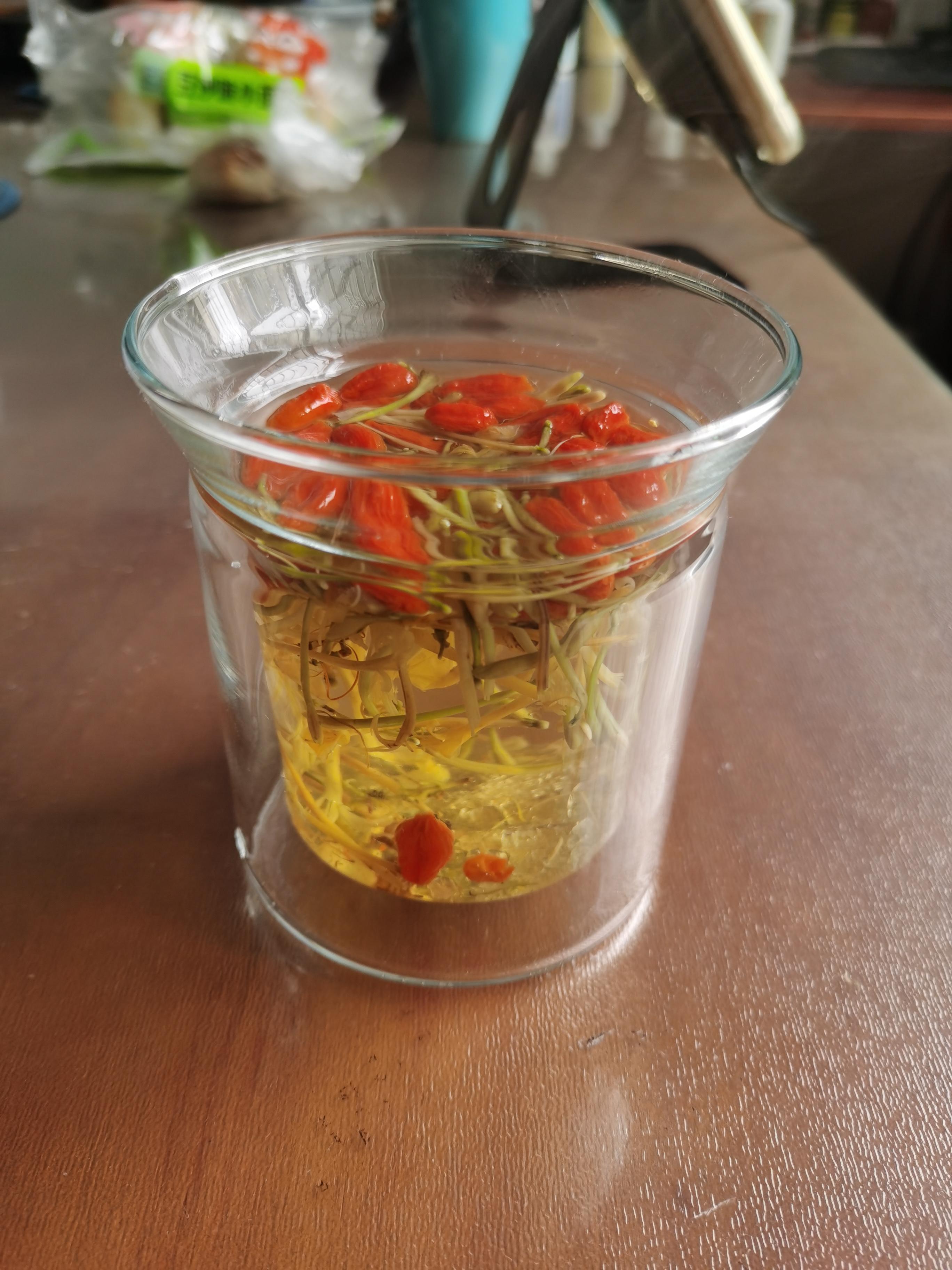 张大嘴龙 的想法: 冰糖金银花枸杞茶 | 🍕美食名称:自制养生茶 br>