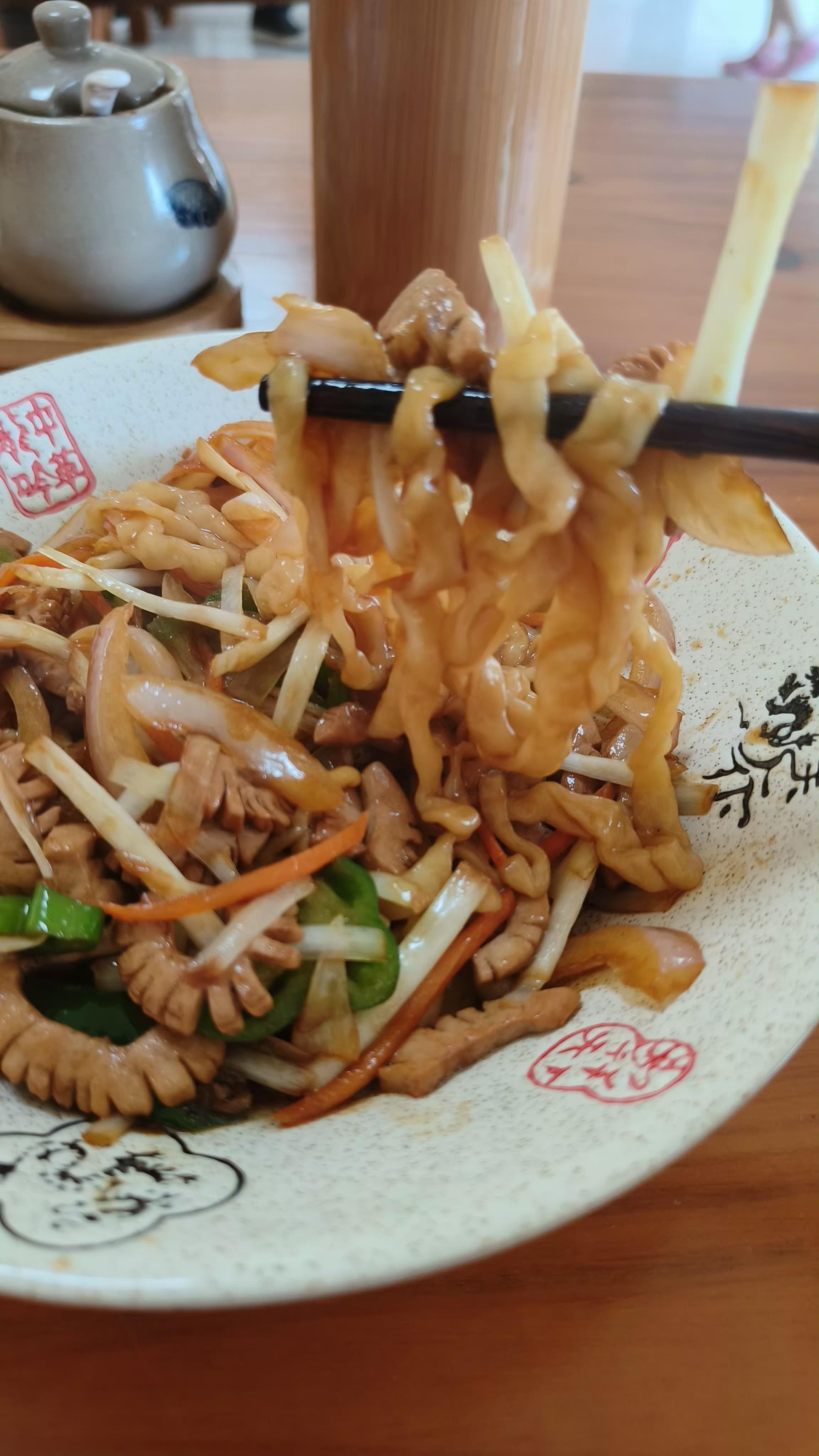 汪惟 的想法: 乳杭了。曾经认为拌川是杭州最后的倔强,但今天连拌川都输了,彻底坐实杭州美食荒漠。临安小镇上卖的一碗… - 知乎