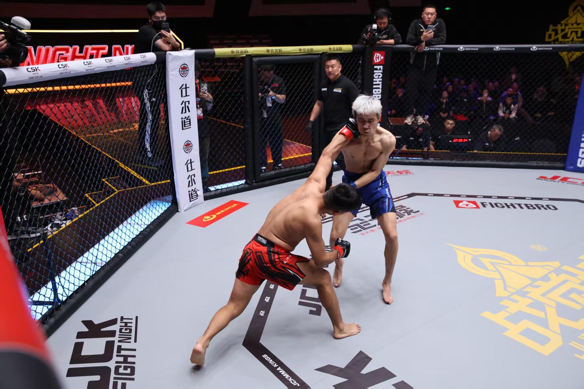 综合格斗的舞台上每一次年轻选手的崛起都备受关注年轻