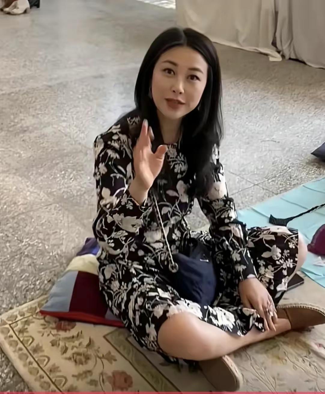 女演员朱珠在北京摆地摊拿闲置物品出售价格很亲民