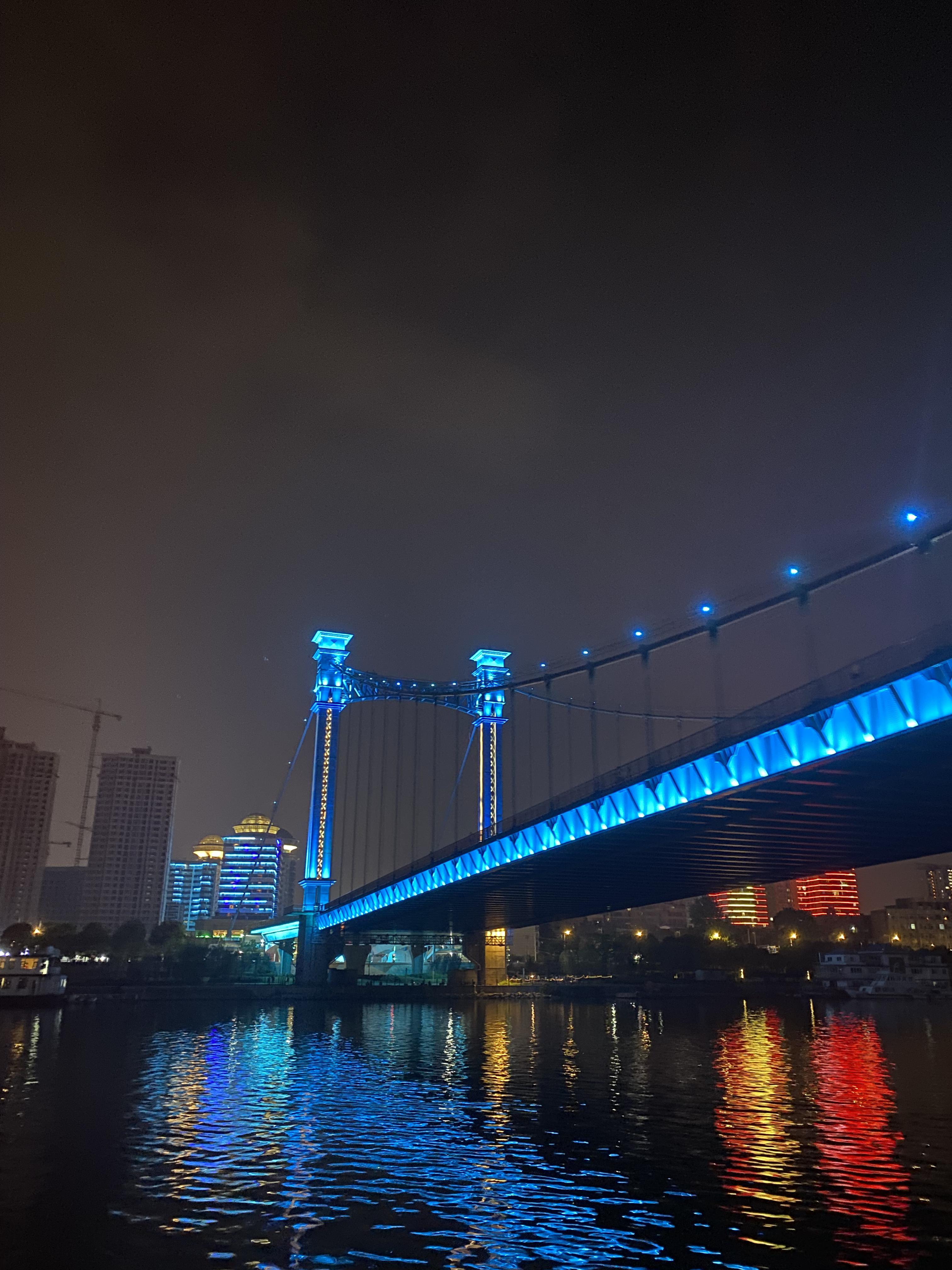 暴躁的大叔 的想法: 夜游襄阳汉江,感受古城魅力 | 夜晚时分,乘船从