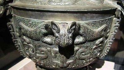 龙虎尊全称是商龙虎纹青铜尊商代青铜器于1957年在安徽阜南县出土现藏