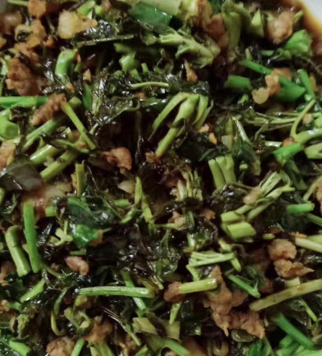 香椿炒肉沫是一道色香味俱佳的家常菜,主要材料是香椿和猪肉末