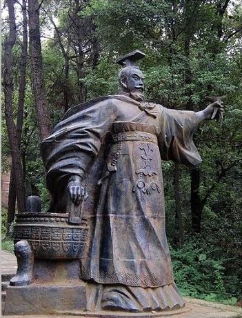 右司马御座而与王隐曰:"有鸟正南方之阜,三年不翅,不飞不鸣,嘿然无声