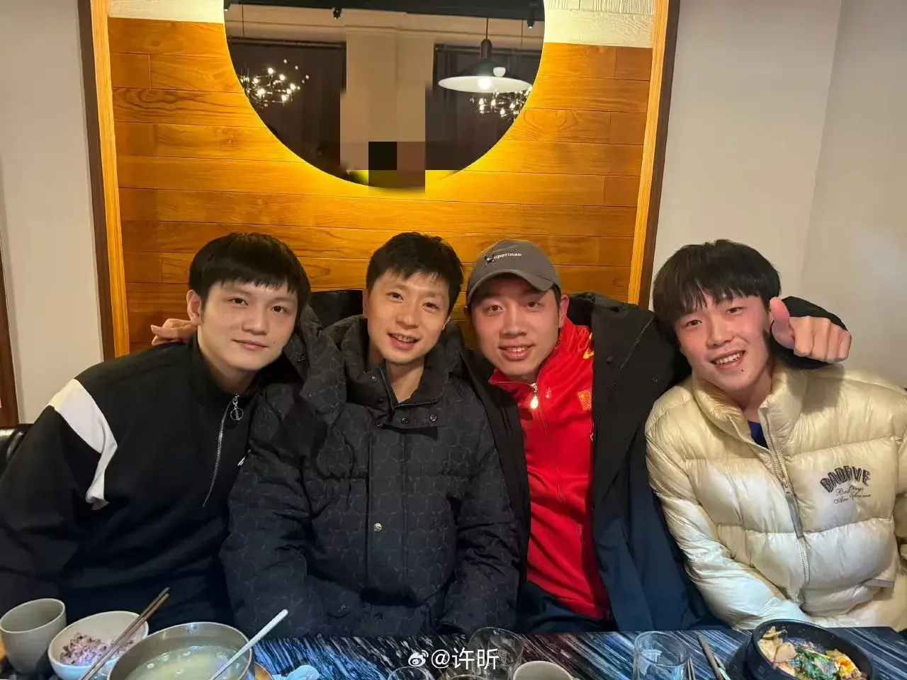 许昕晒与马龙樊振东王楚钦合影釜山世乒赛后许昕在社媒上晒出了与马龙