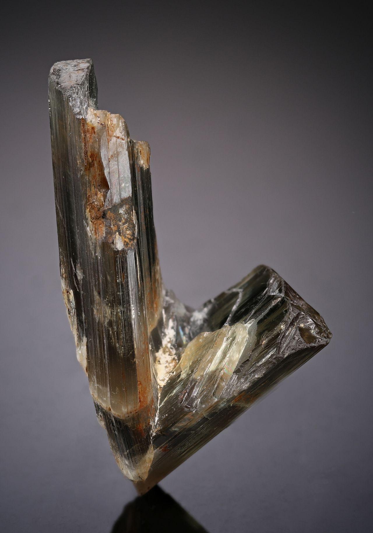 水铝石最早在土耳其的安纳托利亚山脉发现开采,2005年宝石级的水铝石