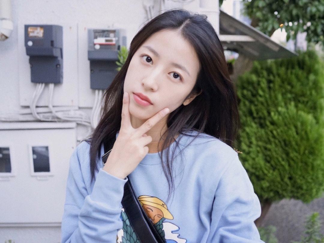 七安 的想法: 周雨彤大胆挑战自我 | ,最新影视作品中裸背造型引发