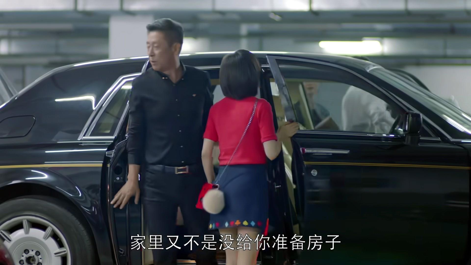 在电梯里对公寓楼一文不值的吐槽早已暴露了她不受曲家重视的事实