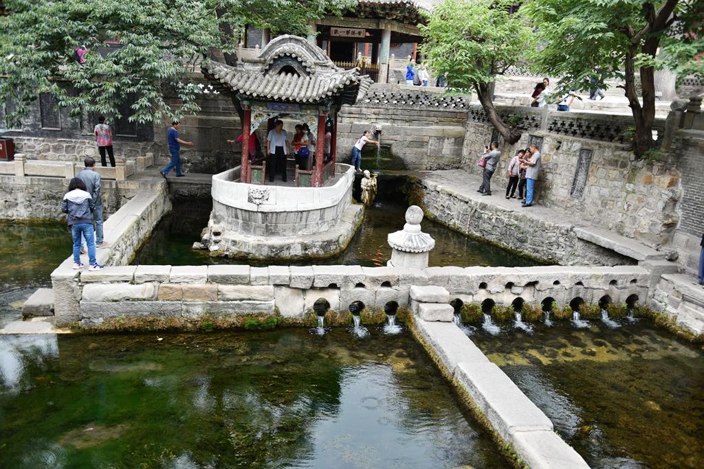 断流30年的山西太原晋祠难老泉复流咕嘟咕嘟冒着的泉水宛如一首悠扬的