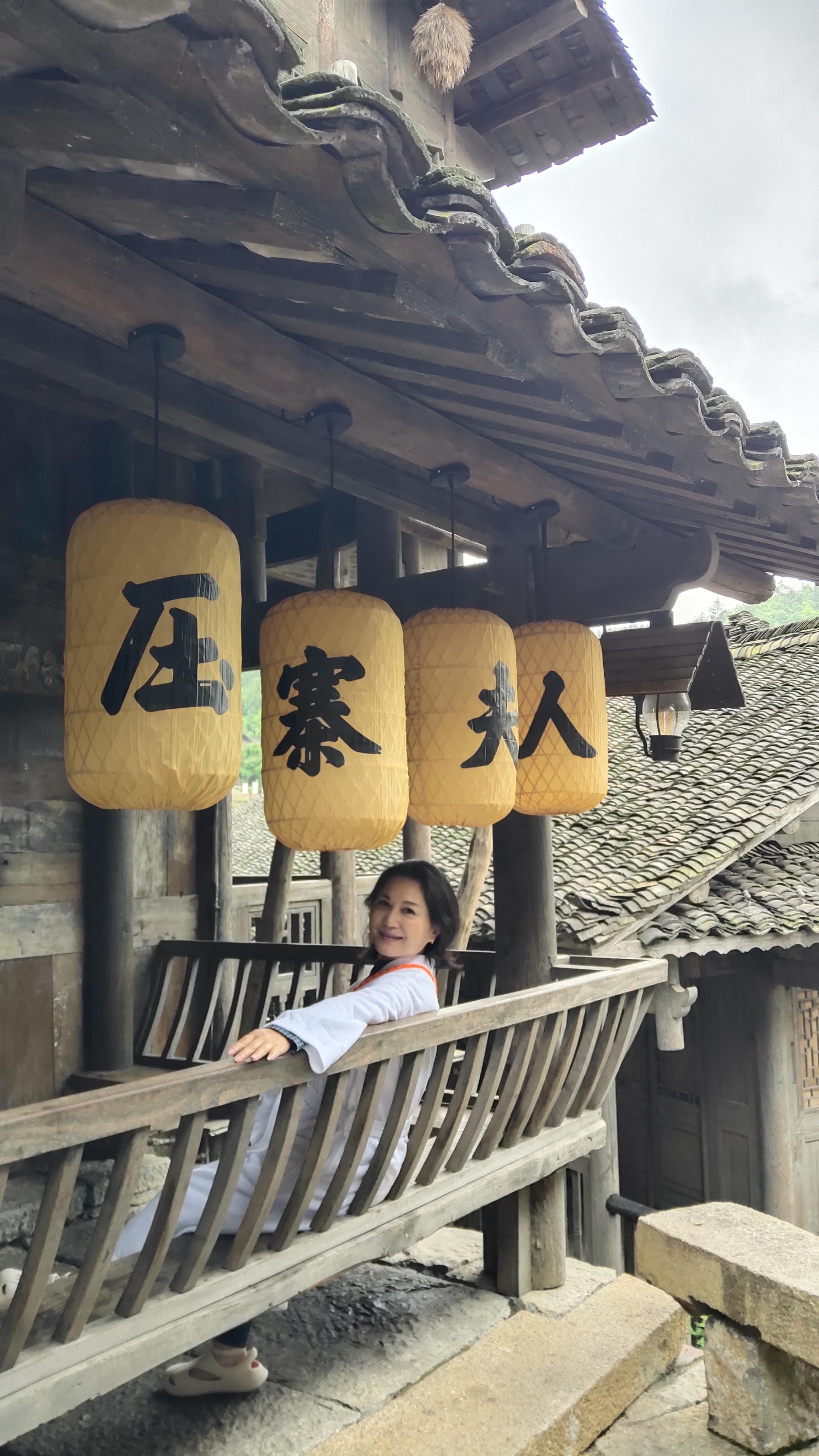 美丽又聪明的女人 当然是压寨夫人的不二人选我们裹着酒店的浴袍逛